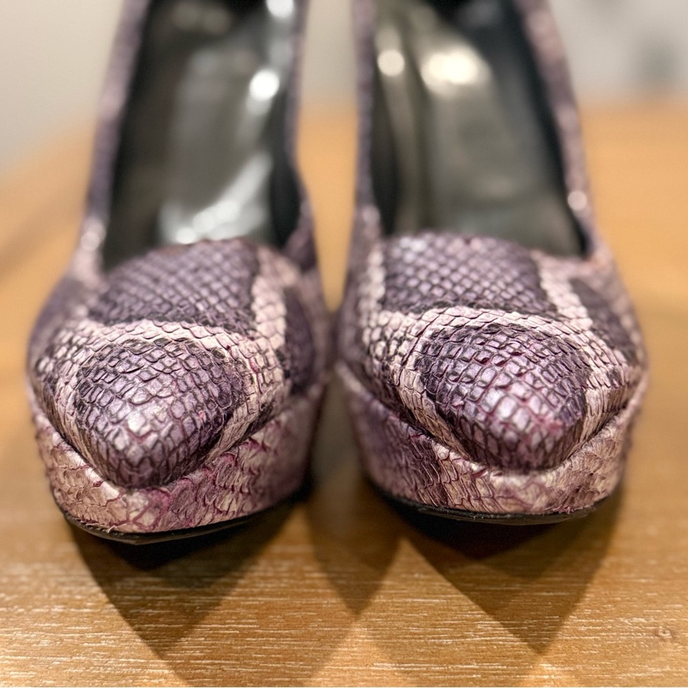 Stuart Weitzman Snakeskin Print Heels Purple‎ Round Toe Platform Size 8.5 - Picture 4 of 14